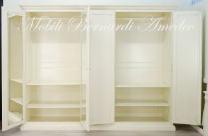 Armadio in legno per camera da letto stile classico con finitura dipinta a mano